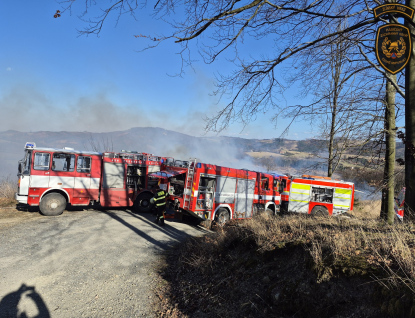 Silný vítr komplikoval zásah u požáru lesa v Rajnochovicích. Hasiči vyhlásili třetí stupeň požárního poplachu
