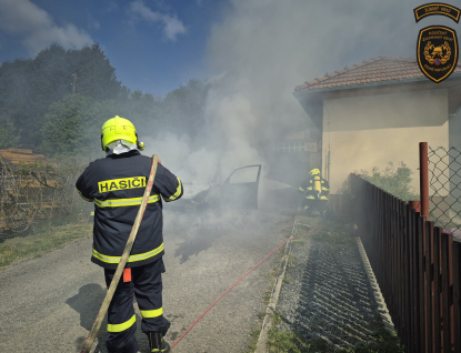 Rychlý zásah hasičů v Senince uchránil obecní vodárnu před plameny