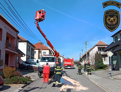 Muž uvízl na plošině v šesti metrech. Sundávali ho hasiči 