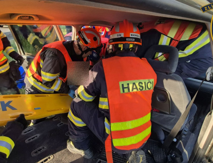 Zaklíněného řidiče museli hasiči vyprostit z havarovaného auta ve Slušovicích