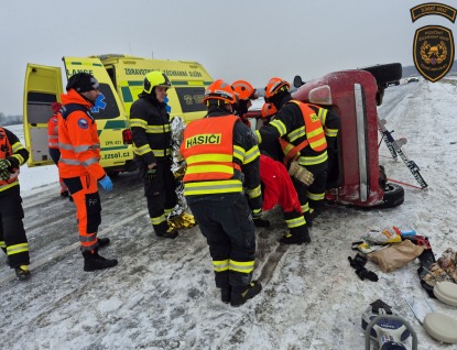 Hasiči vyprošťovali řidiče z havarovaného vozu