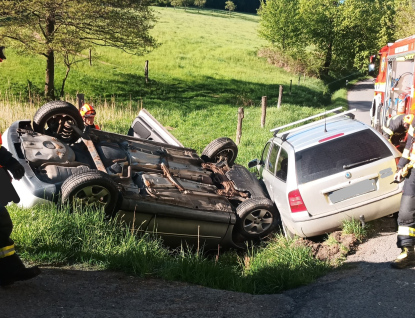 Po srážce dvou osobáků skončil jeden na střeše