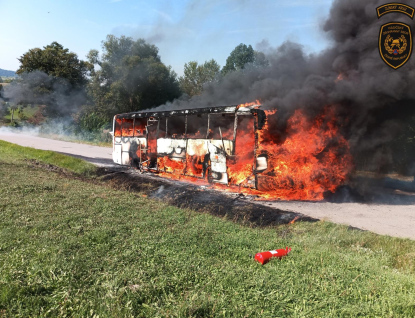 Autobus pohltily plameny. Zbyla z něj jen kostra 