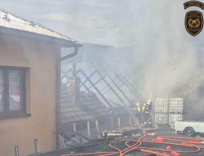 Požár hospodářského objektu zasáhl i okolí 