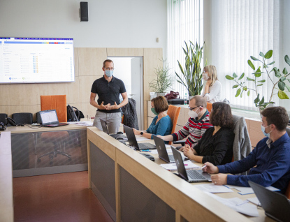 Zaměstnanci krajského úřadu pomohou hygienikům obvolávat rizikové kontakty nakažených