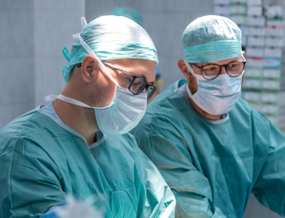 Jedno ze tří školících center pro operace kýly je v Kroměříži, tamní chirurgové pořádají workshopy