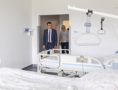 Baťova nemocnice modernizuje lůžková oddělení. Průběh prací si prohlédla krajská komise