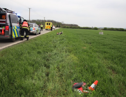 Řidič motocyklu skončil v poli 