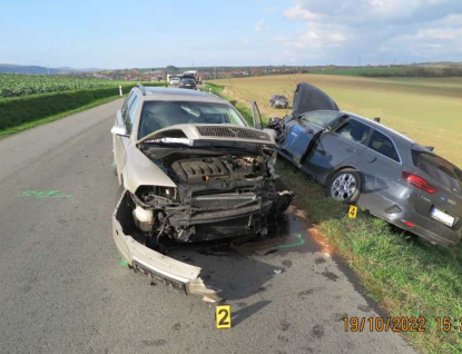 Motorkář zavinil nehodu tří aut a zranění několika řidičů