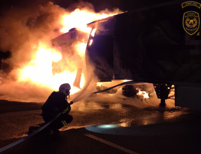 Na dálnici hořel kamion