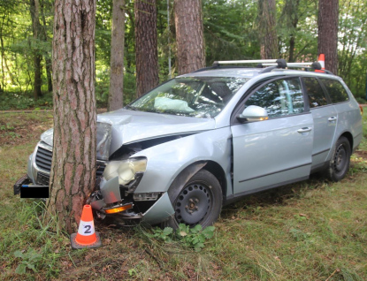 Nadýchal dvě promile a pokračoval v jízdě. Havaroval do stromu 