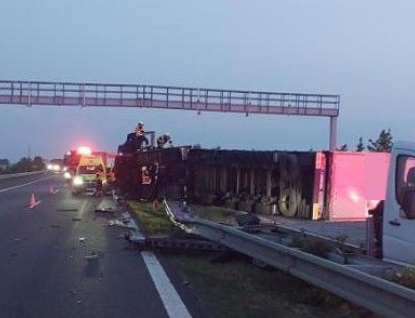 Dopravní nehoda náklaďáku a dodávky na dálnici D1 u Kroměříže