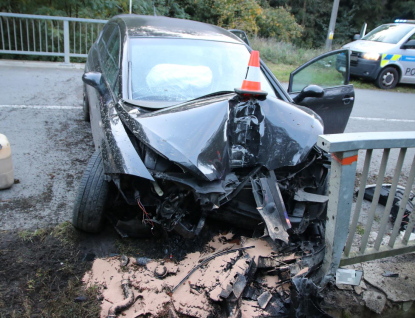 Nezvládl auto a narazil do zábradlí