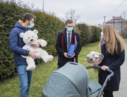 Hejtman Radim Holiš poblahopřál rodičům prvního letošního občánka