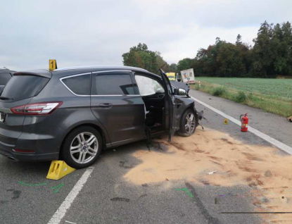 Nedobrzdil a motocyklistu přimáčkl na další auto