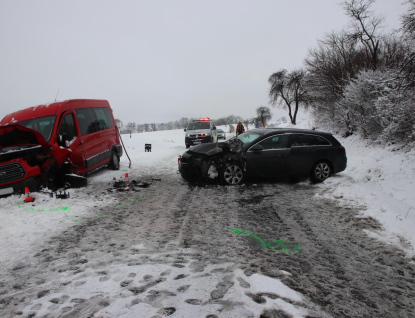 Mladá řidička nezvládla rychlou jízdu. Výsledkem je pět zraněných