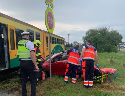 Srážka vlaku a osobního auta v Želechovicích nad Dřevnicí