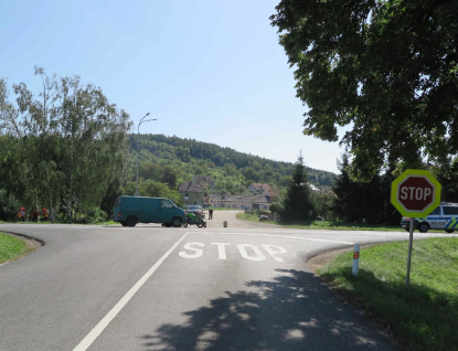 Nehoda osobáku s motorkou. Motorkářka utrpěla zranění 