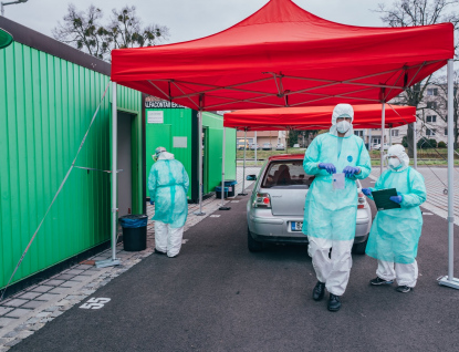 Odběry okýnkem auta zavedla i zlínská nemocnice, pacienta musí poslat epidemiolog nebo praktik