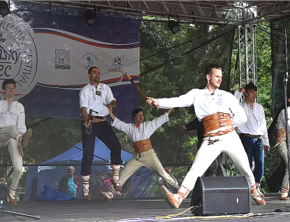 Malí tanečníci roztočí odzemek na kolonádě. Valašská tradice míří do UNESCO