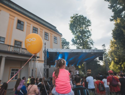 Zlín ožije koncertem kytarového mistra a zdejší ulice se objeví na malířském plátně