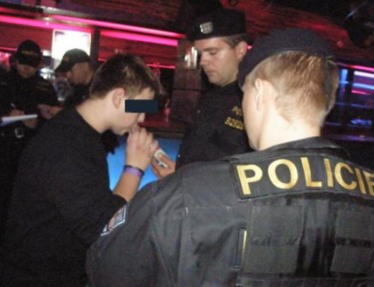 Policisté odhalili během víkendu ve Zlínském kraji téměř 30 podnapilých dětí