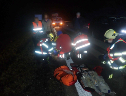 Pátek na silnicích Zlínského kraje: Srážka osobního auta s člověkem i zapadlý popelářský vůz