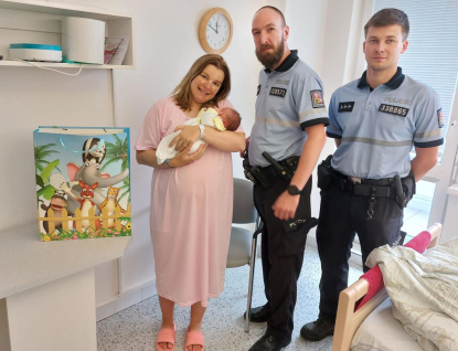 Policisté pomohli přivést na svět miminko