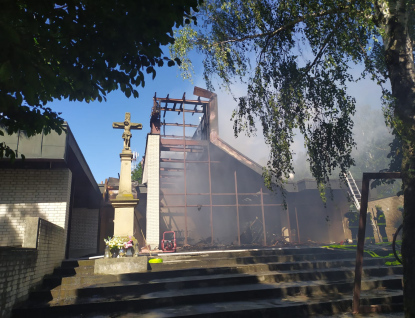 Plameny pohltily střechu budovy smuteční síně v Boršicích