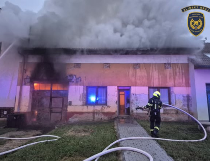 Střecha RD a garáž v plamenech 