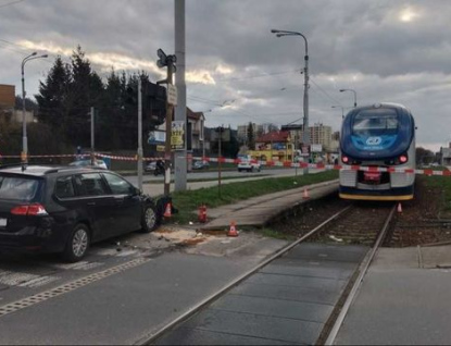 Řidička se na přejezdu střetla s vlakem. Odhozené vozidlo srazilo na přechodu chodkyni