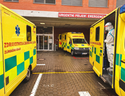 Nemocnice Zlínského kraje spustily náročný přesun pěti ventilovaných pacientů do pražské Fakultní nemocnice v Motole