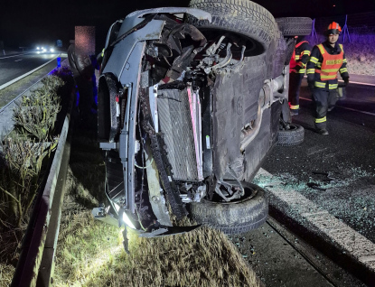 Dodávka se na dálnici D1 u Kroměříže převrátila na bok