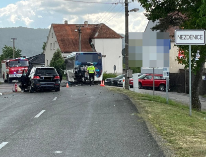 Řidič Mercedesu narazil do stojícího autobusu a poté do vozidla v protisměru