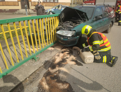 Řidič nabodl auto na zábradlí. Nikdo nebyl zraněn 