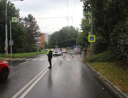 Řidička ve tmě přehlédla na přechodu chodce. Mladík skončil v nemocnici