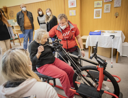 Klienti Domova pro seniory na Burešově si můžou zlepšovat kondici na hand-bike simulátoru