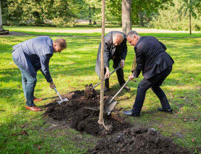 Signatáři memoranda o spolupráci na obnově Podzámecké zahrady zasadili památnou lípu