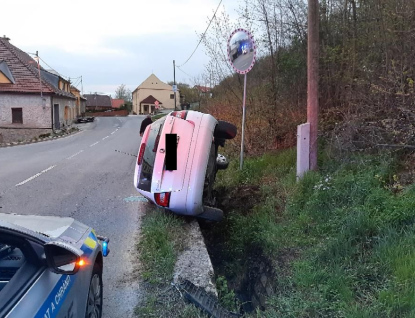 Po havárii skončil s vozidlem v příkopu. Škoda je dvě stě tisíc 