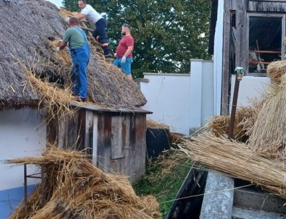 Při obnově střechy venkovské usedlosti v Lopeníku řemeslníci položí 4 tisíce slaměných došků