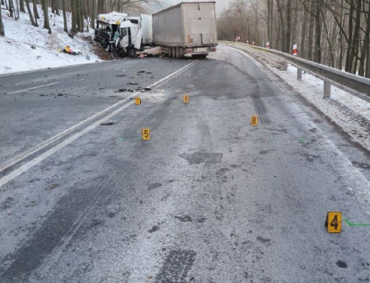 Srážka dvou náklaďáků a osobního vozidla si vyžádala tři zraněné