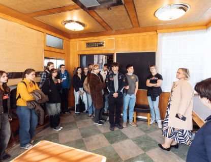 Studenti poznali krajský úřad i zákulisí Baťova mrakodrapu