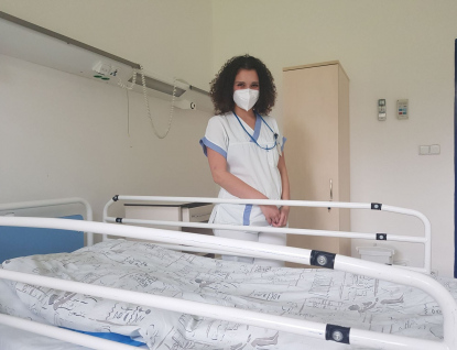 Studentka Marie Hanáčková pomáhá zlínské nemocnici a její příběh letí do světa díky reportáži CNN