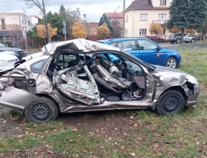 Nehoda na železničním přejezdu. Řidička vjela pod vlak