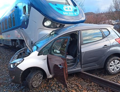 Vlak narazil na přejezdu do automobilu