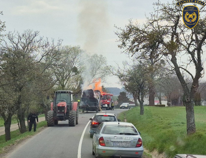 Na silnici u Prusinovic vzplál vlek se senem