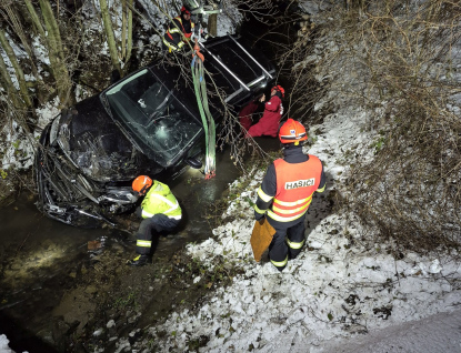 Řidička nezvládla řízení a skončila zaklíněna v korytu potoka