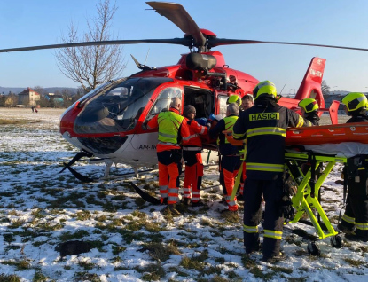 Muž chtěl vyhodit z okna hořící matraci. Utrpěl těžké popáleniny