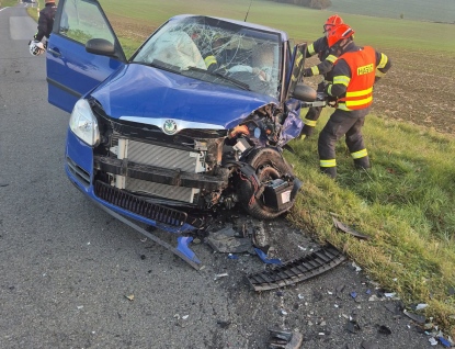 Náročné pondělní ráno hasičů. Dvě nehody, zraněné osoby a vyprošťování řidiček 