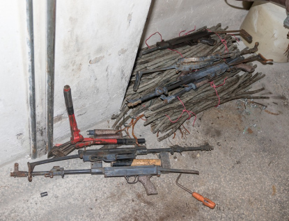 Z krádeže zbraní z muničního skladu ve Vrběticích obvinila policie sedm mužů a jednu ženu